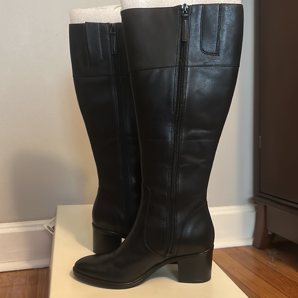 Women’s 4.5M Naturalizer wide calf Harbor boot. Shaft is 14 in. Beautiful boots! - Picture 6 of 8